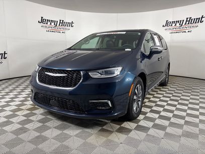 Used 2022 Chrysler Pacifica Limited w/ Uconnect Theater Family Group