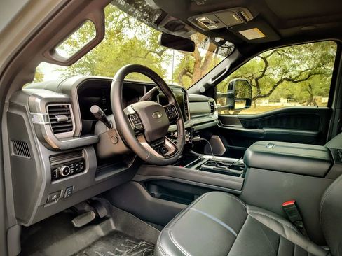 Used 2025 Ford F450 Platinum w/ FX4 Off-Road Package image 4