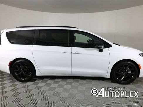 Used 2025 Chrysler Pacifica Limited FWD image 4