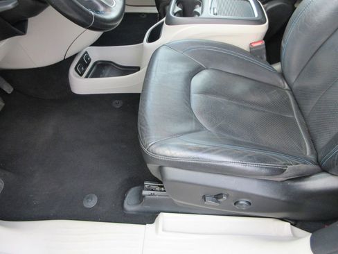 Used 2021 Chrysler Pacifica Touring-L image 23