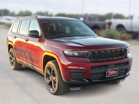 New 2025 Jeep Grand Cherokee L Laredo image 1