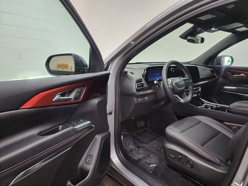Used 2025 Chevrolet Traverse Z71 AWD/4WD image 11