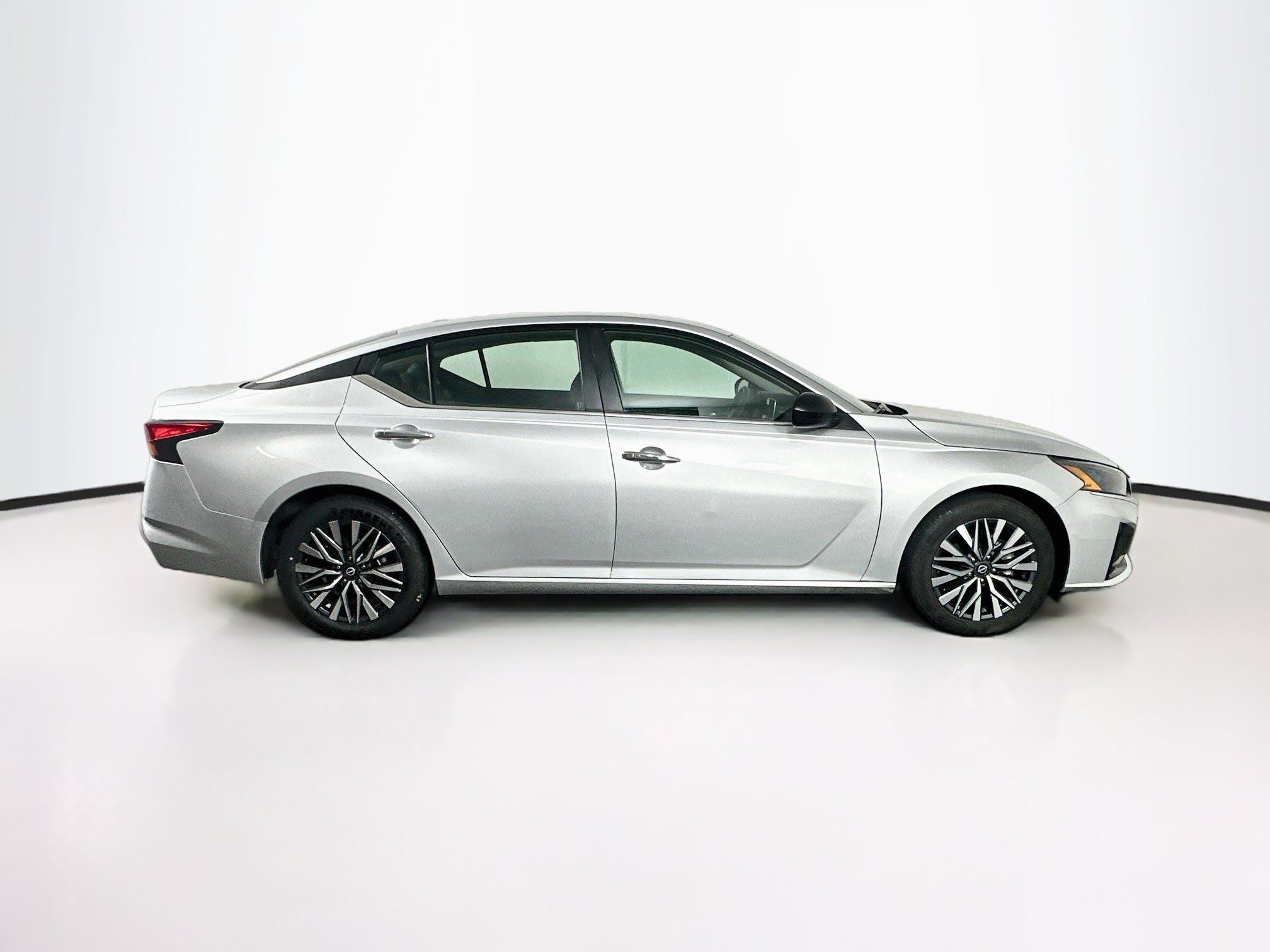 Used 2025 Nissan Altima 2.5 SV FWD image 10