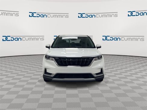 Used 2023 Kia Carnival LX image 3