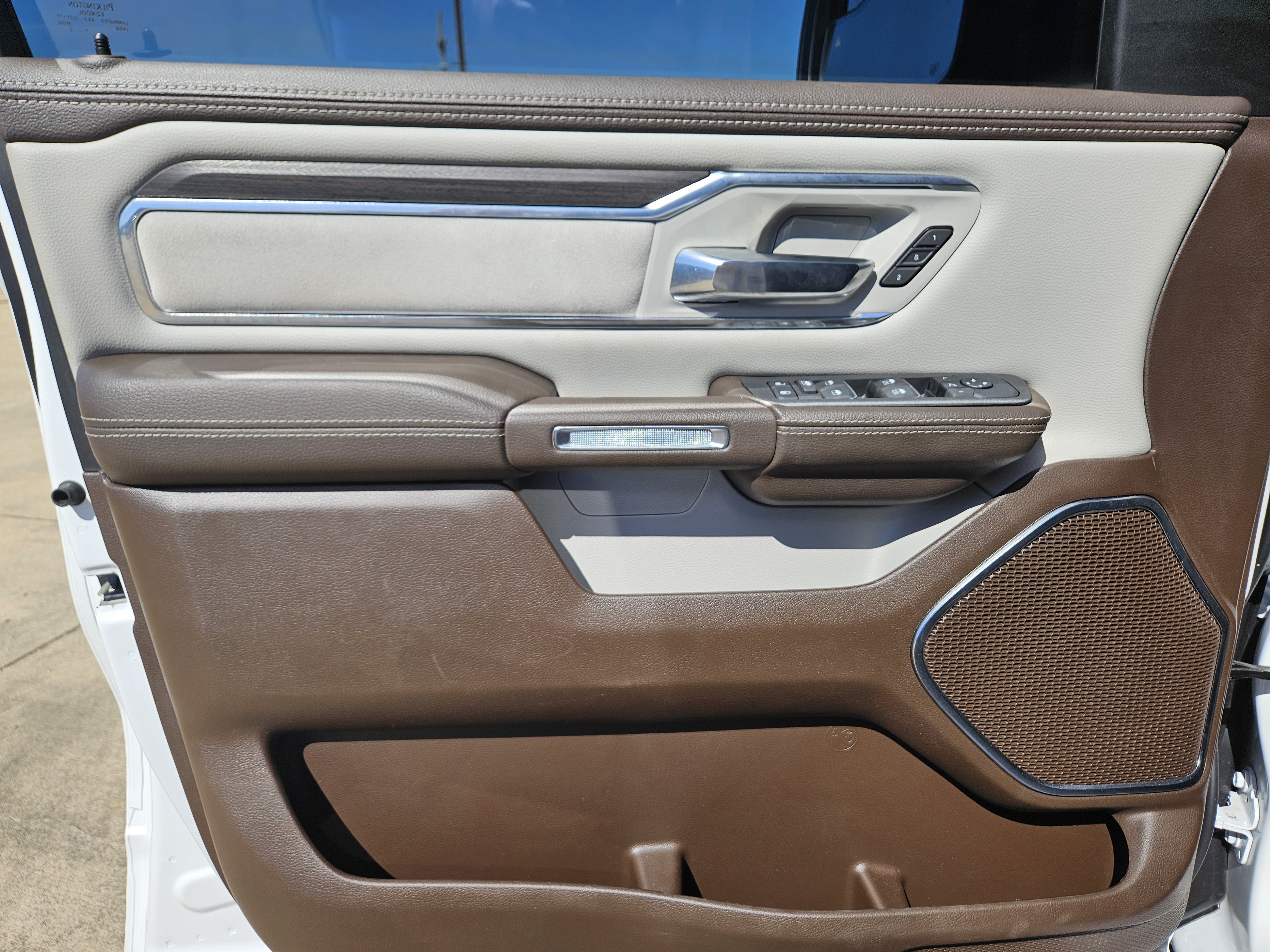 Used 2025 RAM 1500 Laramie AWD/4WD image 13