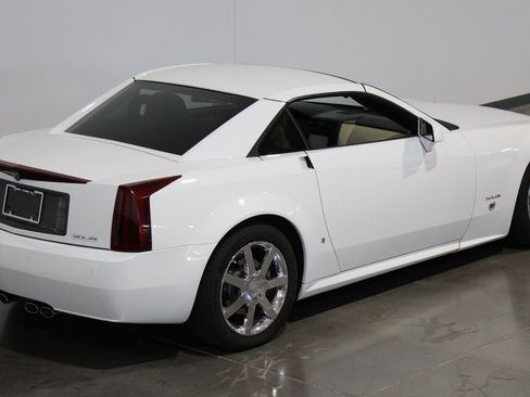 Used 2008 Cadillac XLR RWD image 19