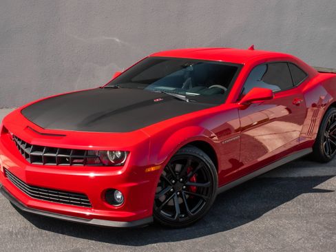 Used 2013 Chevrolet Camaro SS w/ SS Performance Package RWD image 2