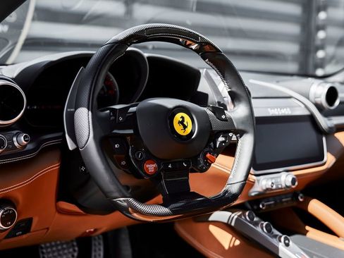 Used 2018 Ferrari GTC4Lusso AWD/4WD image 40
