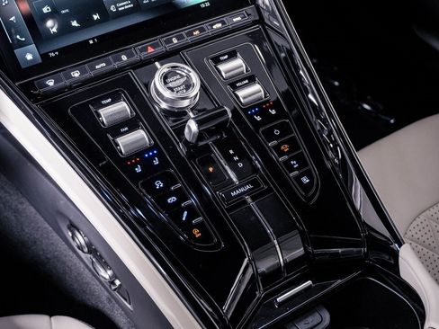 Used 2024 Aston Martin DB12 Coupe image 30