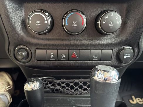 Used 2018 Jeep Wrangler Unlimited Sahara image 25