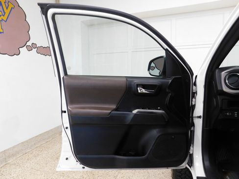 Used 2017 Toyota Tacoma Limited image 28