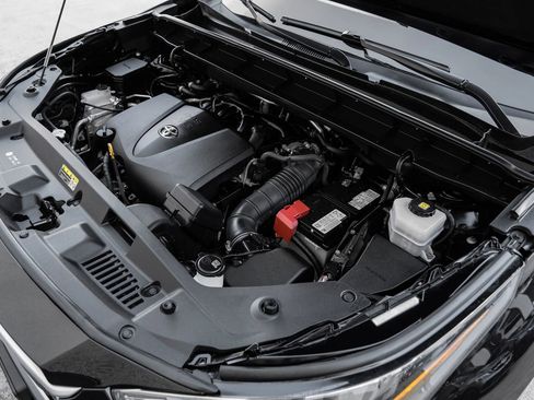 Used 2021 Toyota Highlander XLE image 60