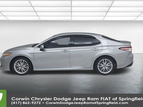 Used 2018 Toyota Camry XLE image 9