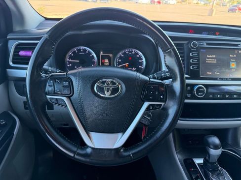 Used 2017 Toyota Highlander LE image 30