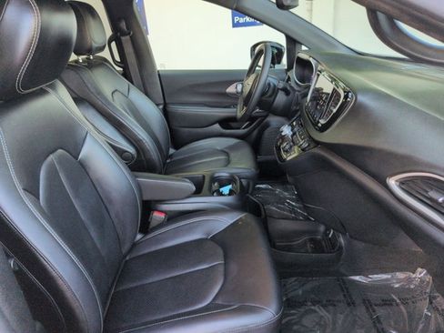Used 2025 Chrysler Pacifica Select image 20