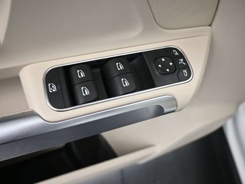 Used 2023 Mercedes-Benz GLB 250 w/ Premium Package image 13
