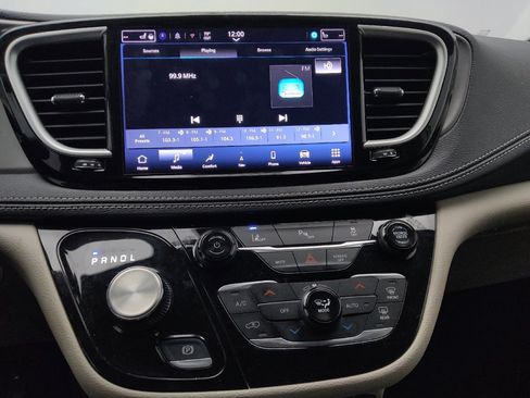 Used 2024 Chrysler Pacifica Limited FWD image 25