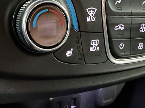 Used 2022 Chevrolet Traverse LT image 17