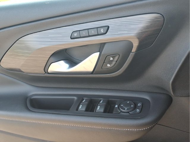Used 2024 GMC Terrain SLT w/ Tech Package FWD image 17