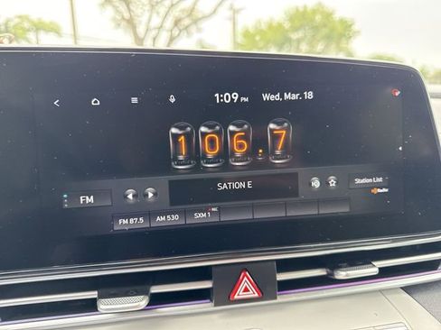 Used 2023 Hyundai Elantra Limited image 16