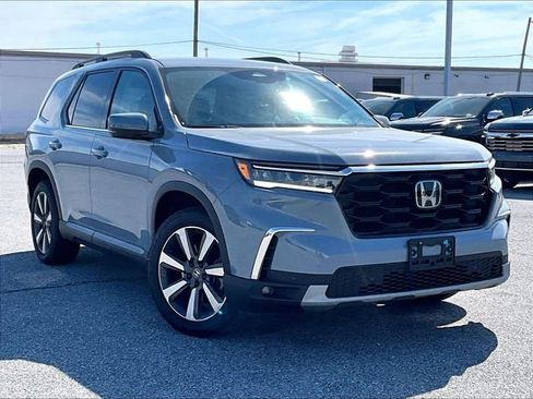 Used 2024 Honda Pilot Touring image 1
