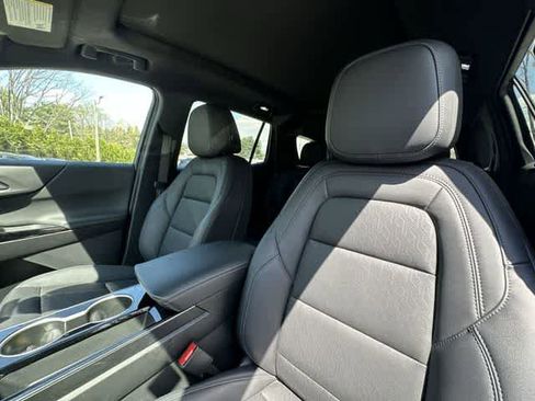 Used 2025 Chevrolet Equinox LT w/ Convenience Package II image 18