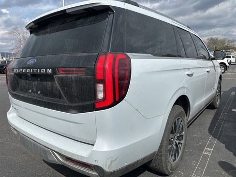 Used 2025 Ford Expedition Platinum image 3