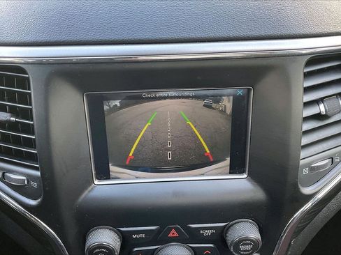 Used 2019 Jeep Grand Cherokee Laredo image 14