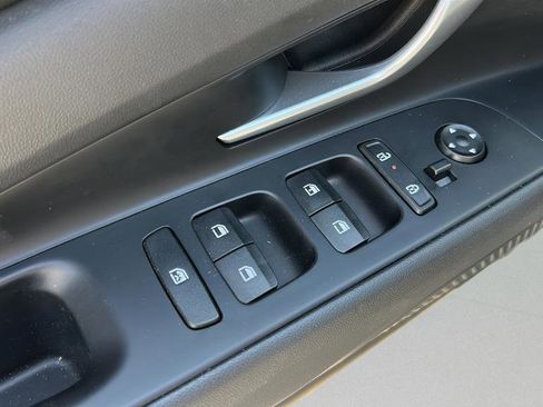 Certified 2025 Hyundai Elantra SE image 10