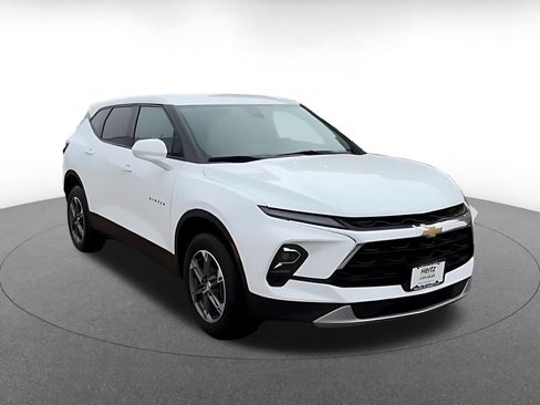Used 2025 Chevrolet Blazer LT FWD image 3