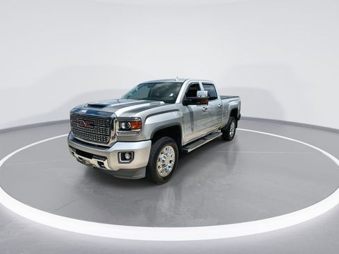 Used 2018 GMC Sierra 2500 Denali w/ Duramax Plus Package AWD/4WD image 4