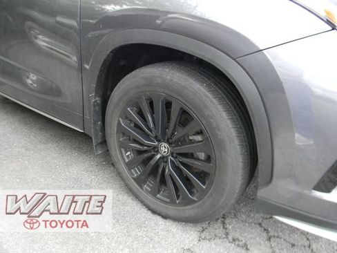 Used 2024 Toyota Highlander XSE AWD/4WD image 3