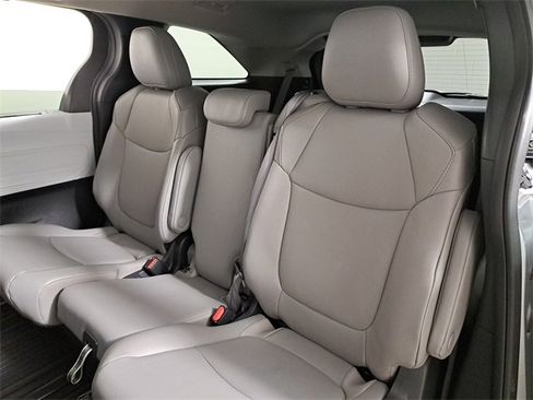 Used 2025 Toyota Sienna XLE image 13