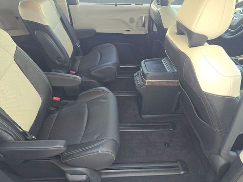 Used 2025 Toyota Sienna Platinum image 27