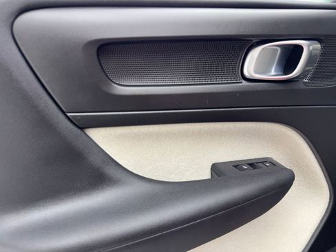 Used 2019 Volvo XC40 T4 Momentum image 41