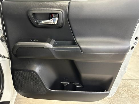 Used 2019 Toyota Tacoma TRD Sport AWD/4WD image 25