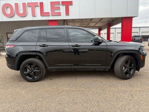 Used 2025 Jeep Grand Cherokee Altitude AWD/4WD image 3