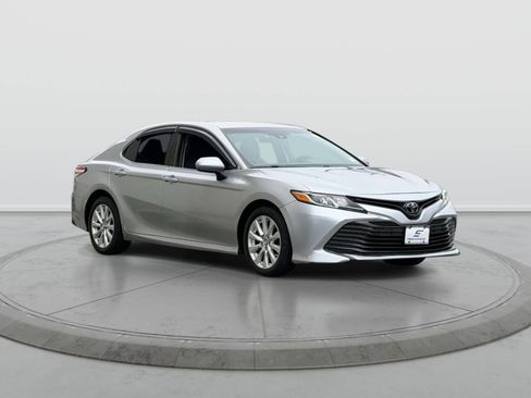 Used 2018 Toyota Camry LE FWD image 1