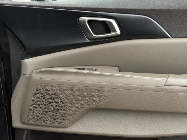 Used 2025 Kia Carnival FWD image 27
