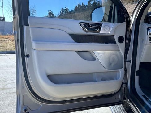 Used 2019 Lincoln Navigator L Reserve image 9