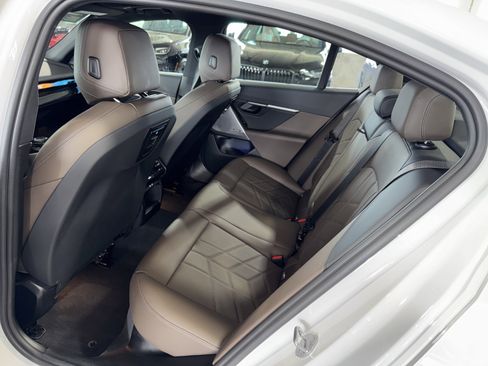 Used 2025 BMW i5 eDrive40i w/ Premium Package RWD image 16