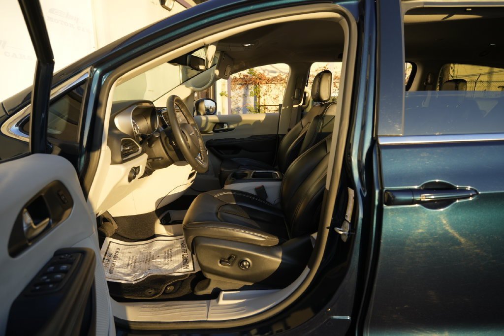 Used 2023 Chrysler Pacifica Touring-L FWD image 17