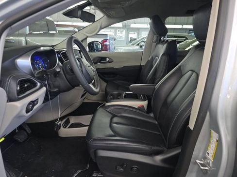 Used 2024 Chrysler Pacifica Touring-L FWD image 5