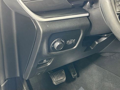 Used 2023 Jeep Grand Cherokee Altitude AWD/4WD image 10