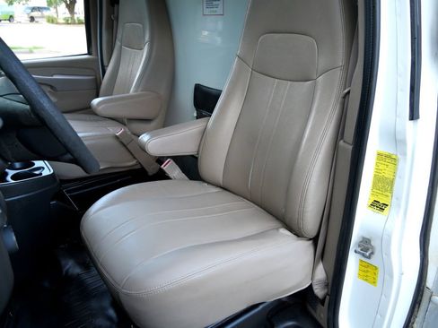 Used 2015 Chevrolet Express 4500 RWD image 7