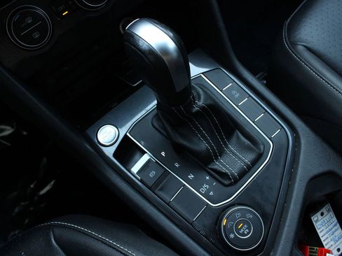 Used 2021 Volkswagen Tiguan SE image 43