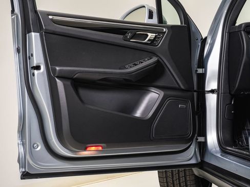 Certified 2026 Porsche Macan AWD/4WD image 25