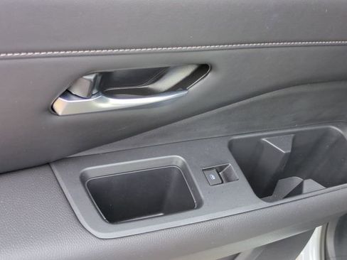 Used 2025 Nissan Pathfinder SL FWD image 15