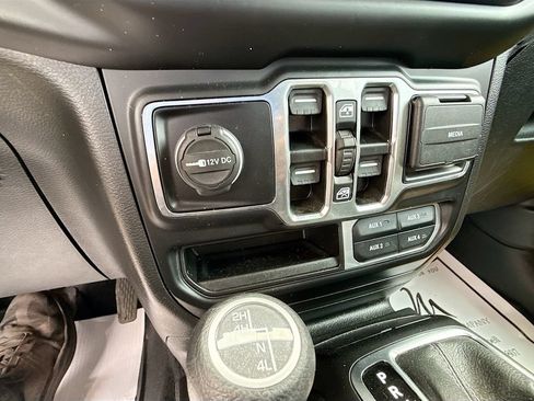 Used 2022 Jeep Wrangler Unlimited Sahara w/ Cold Weather Group AWD/4WD image 17