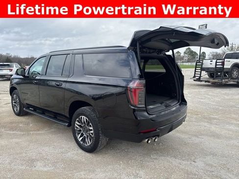 Used 2025 Chevrolet Suburban Z71 image 4